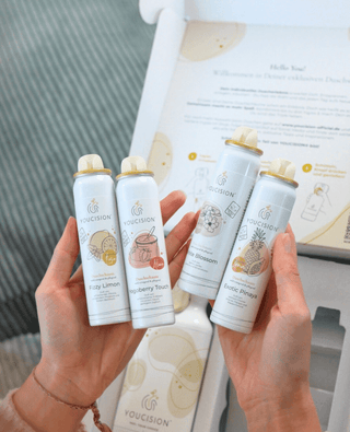 Zwei Hände halten 4x Ingies, die YOUCISION Weltneuheit und perfekte Alternative zu Duschgel auch für empfindliche Haut