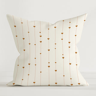 Dekokissen „Herzchen“ mit sanften Herz‑Illustrationen, 100 % Baumwolle, 40×40 cm, ohne Füllung, wasserbasierte Farben – liebevolle, ruhige Akzente fürs Kinderzimmer
