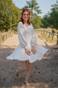 KAYLA Kleid Creamy White – Bio-Baumwolle, Rüschensaum — Ansicht 2