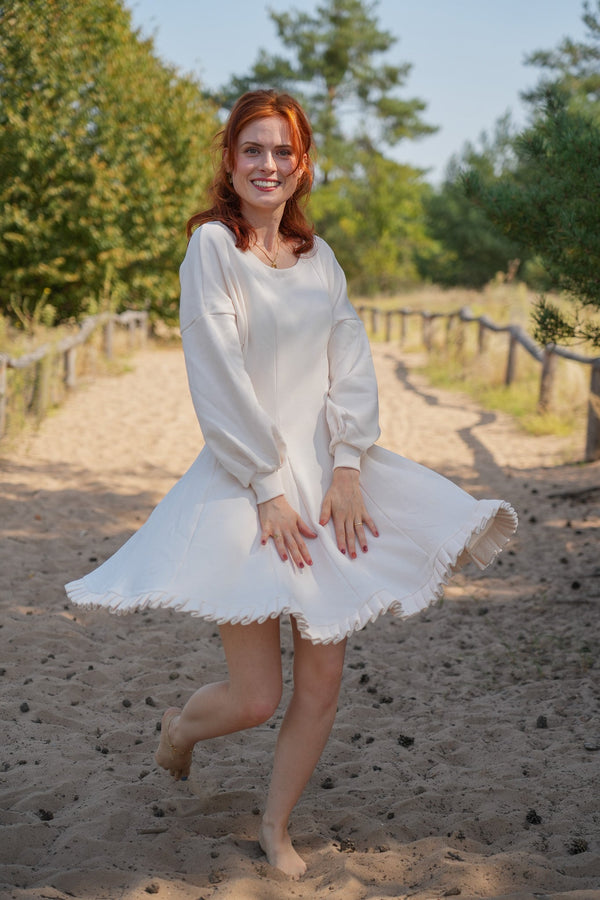 KAYLA Kleid Creamy White – Bio-Baumwolle, Rüschensaum