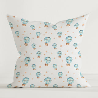 „Heissluftballons“ Kinder Dekokissen, 100 % Baumwolle, 40×40 cm, ohne Füllung – sanfte Ballon‑Motive für gemütliche Kuschelecken im Kinderzimmer.
