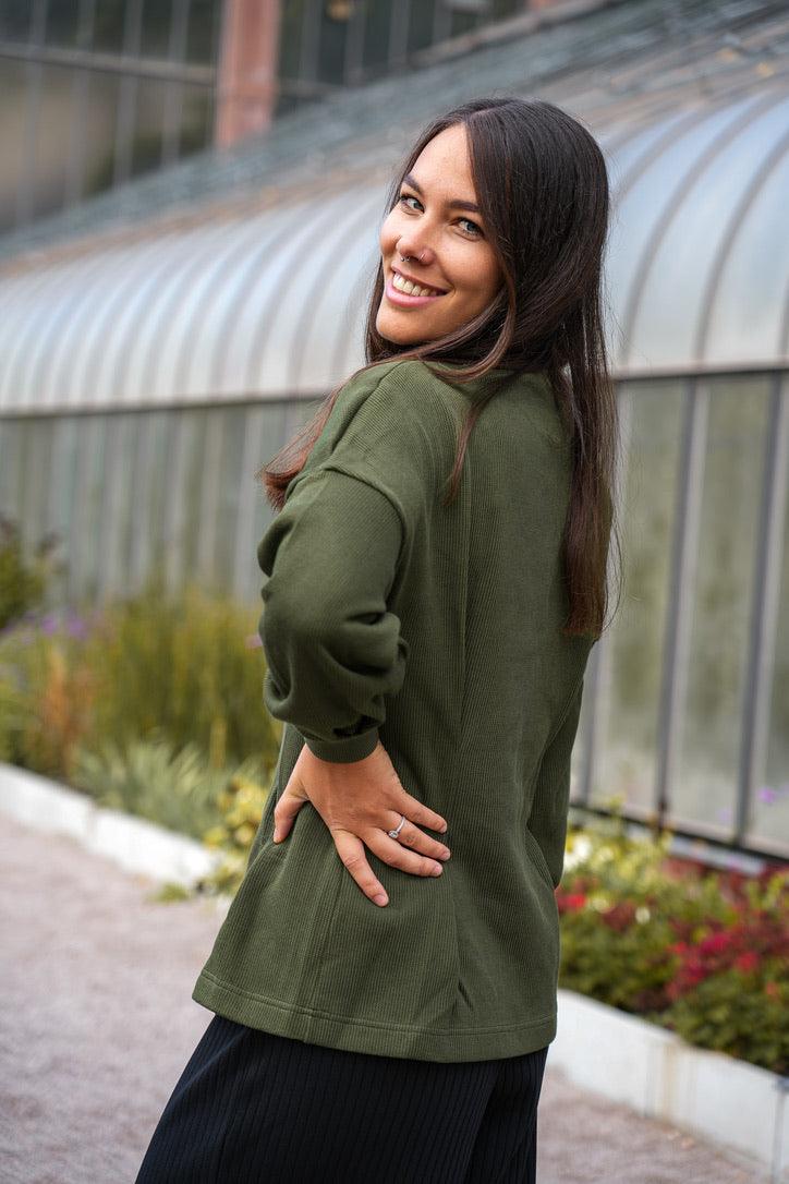 Nayala long sweater green khaki – Organic cotton, elegant & figure-flattering — Ansicht 4