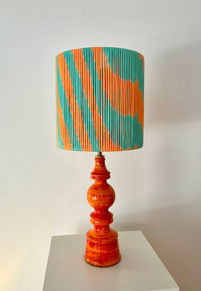 70er Jahre Keramiklampe mit Pop Art String-Schirm