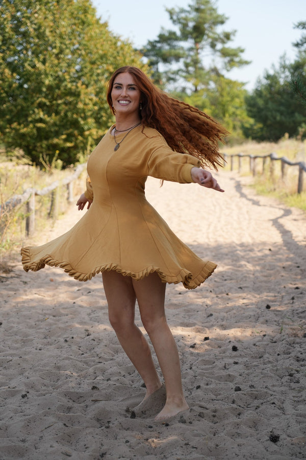 KAYLA Kleid curry – Strickleid tailliert mit Rüschensaum