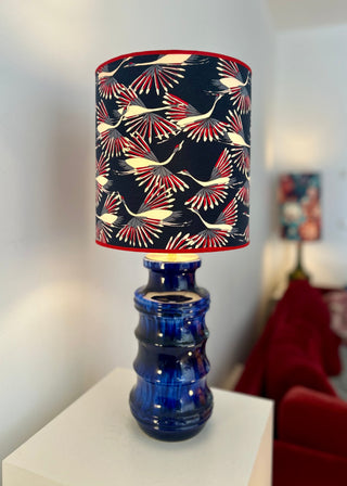 Scheurich Pagodenvase upgecykelt zu Tischlampe - mit Kranich-Schirm