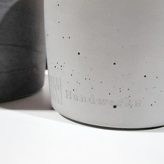 Detailfoto der Handworkz Prägung aus Beton am Fuße der Grauen Öllampe.