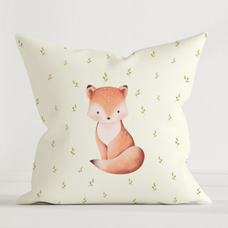 Leslis Kissenhülle „Fuchs“, 40×40 cm, 100% Baumwoll‑Canvas, ohne Füllung, warmes Fuchsmotiv mit liebevollen Details – ideal fürs gemütlich dekorierte Kinderzimmer.

