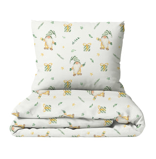 Leslis Bettwäsche „Weihnachtszwerg“ in sanften Aquarelltönen, zwei Größen, wahlweise Satin‑Baumwolle oder Musselin, OEKO‑TEX zertifiziert, individuell auf Bestellung gefertigt – perfekt für die Adventszeit.
