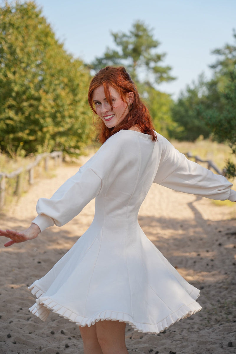 KAYLA Kleid Creamy White – Bio-Baumwolle, Rüschensaum — Ansicht 8