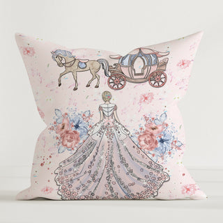 Kinder-Dekokissenbezug mit Blumenprinzessin, Kutsche und Pferd in Pastell, 100% Canvas‑Baumwolle, hautfreundlicher, wasserbasierter Druck, ohne Füllung
