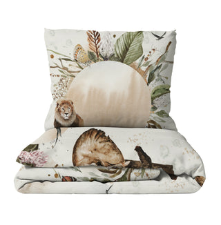 Kinderbettwäsche mit Löwe und tropischen Pflanzen in warmen Pastelltönen, 100% OEKO‑TEX Baumwolle mit Reißverschluss, beruhigendes Safari‑Design
