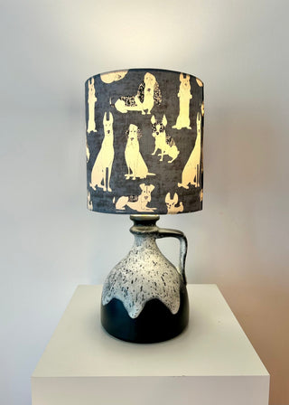kabellose Tischleuchte von Roomlight Studio - Upcykling aus Bay Keramik Vase mit handgemachtem Schim mit japanischem Baumwollstoff mit Hundemotiv
