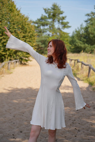 Elegantes Kleid in sanftem Creamy White, nachhaltig produziert in Deutschland für umweltbewusste Fashionistas.