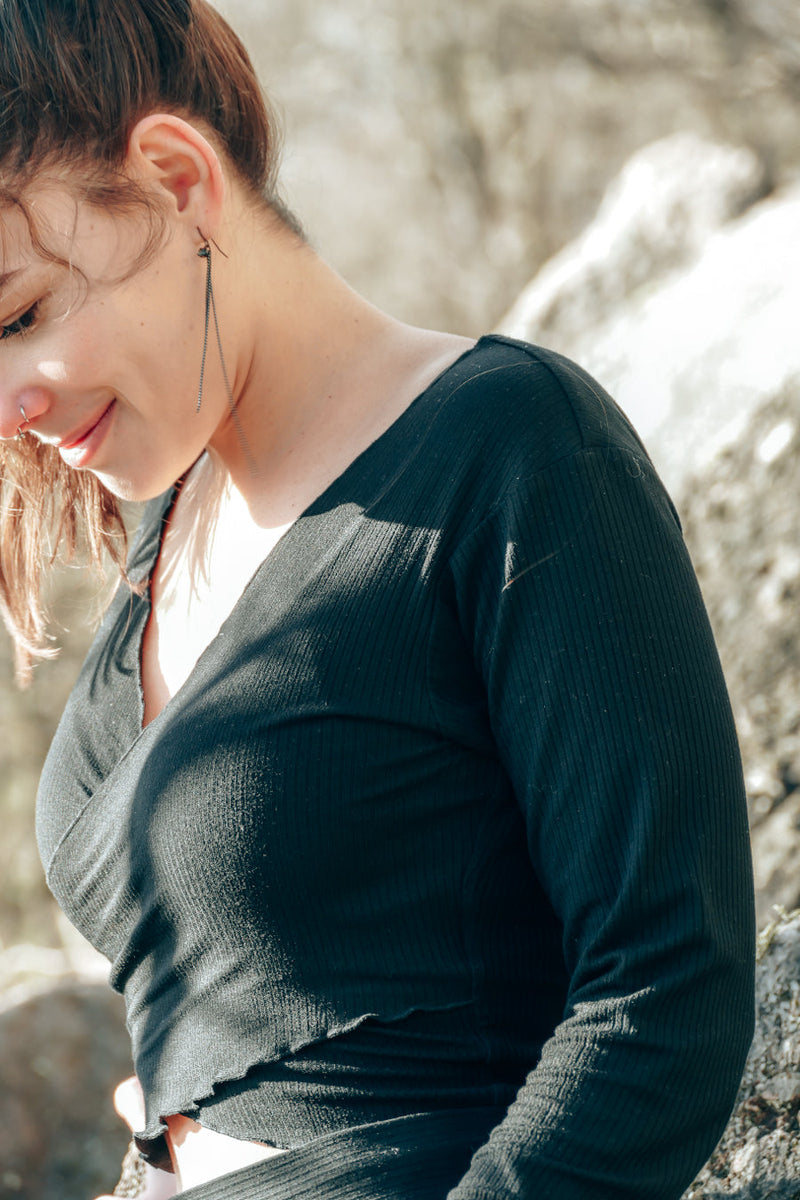 FARRAH Crop Pullover black - wrap design with ruffles — Ansicht 3