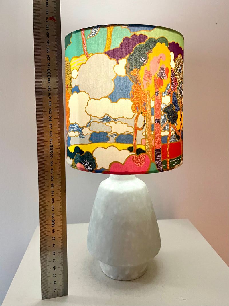 The Archive Collection: Kabellose Tischlampe aus Vintage-Vase mit Lampenschirm aus Liberty-Stoff „Prospect Road“ — Ansicht 10