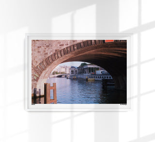 Berlin Under the Bridge Photo Print von Alemanizando auf 225g Fine Art Paper oder 380g Canvas in A3–A0/B2–B0 – urbane Fotokunst mit Tiefe.
