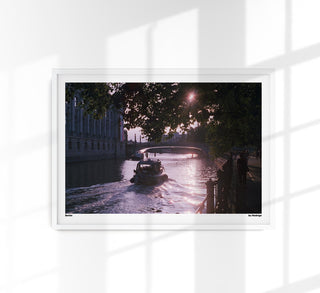 Boat and the Spree in Berlin Photo Print von Alemanizando: Fine Art auf 225g Papier oder 380g Canvas in A3–A0/B2–B0, ruhige Berlin-Fotografie.
