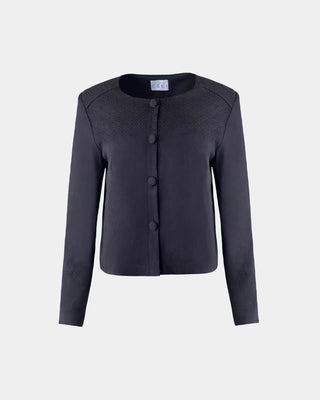 Kurze, gerade ALINE CELI COUTURE Damenjacke aus recyceltem Polyester mit feiner geometrischer Struktur, rundem Ausschnitt ohne Kragen und stoffüberzogenen Knöpfen in XS–L.
