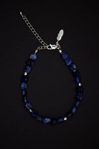 Soso Pearl Bracelet – Handcrafted Elegance in 14k Gold & 925 Sterling Silver with Sodalite Gemstones — Ansicht 1