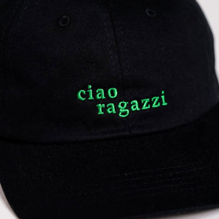 Nahaufnahme der ciao ragazzi organic dad cap in schwarz von arrel 