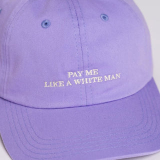 Nahaufnahme der pay me like a white man cap in Lila von arrel