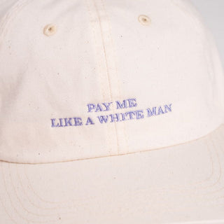 Nahaufnahme der Pay me like a white man cap aus Bio-Baumwolle in beige