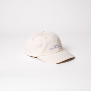 Pay me like a white man unisex dad cap in beige mit Lila Schrift von der Seite fotografiert
