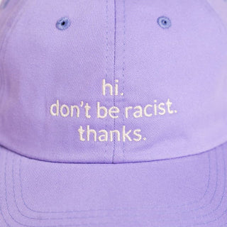 Nahaufnahme der hi. don't be racist. thanks. in Lila von arrel