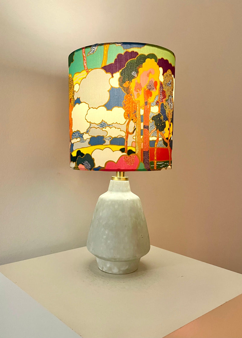 The Archive Collection: Kabellose Tischlampe aus Vintage-Vase mit Lampenschirm aus Liberty-Stoff „Prospect Road“ — Ansicht 6
