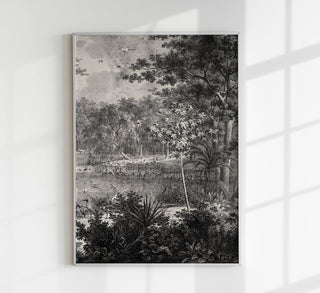 Üppige Dschungelszene mit Palmen, großem Blattwerk und angedeuteten exotischen Tieren im Vintage-Illustrationsstil, in warmen, leicht gealterten Farbtönen als Fine-Art-Poster gerahmt an einer hellen Wand mit Pflanzen und natürlichem Licht
