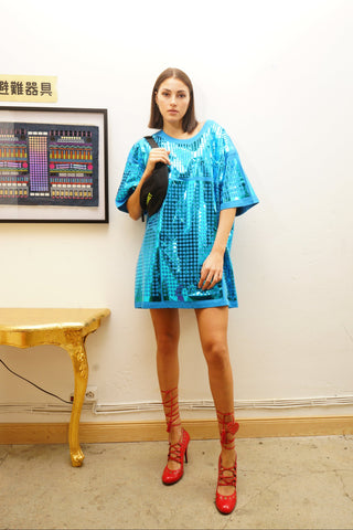 Unisex Foilover Bigshirt Blue‑Mirror mit glossy multipattern Allover‑Folie; One Size, 4XL und 5XL – Oversize‑Komfort und starker Spiegelglanz für moderne Looks.
