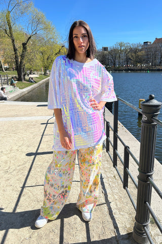 Bigshirt mit glänzendem Metallic‑Pillenprint, oversized Unisex‑Fit und nachhaltiger Baumwolle – tragbare Kunst mit Berliner Flair.
