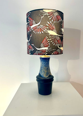 Tischlampe aus Original Scheurich Vase mit Kranich-Schirm
