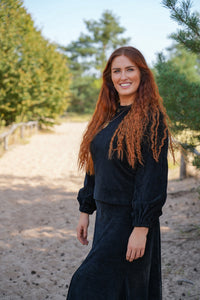 Marleen long jumper black – organic cotton, balloon sleeves, hip length — Ansicht 4