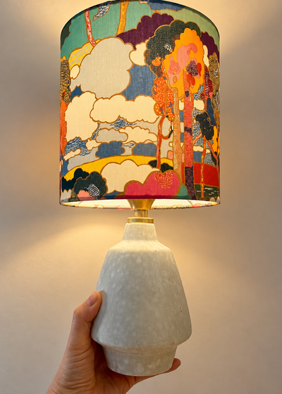 The Archive Collection: Kabellose Tischlampe aus Vintage-Vase mit Lampenschirm aus Liberty-Stoff „Prospect Road“