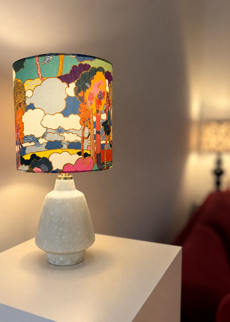 The Archive Collection: Kabellose Tischlampe aus Vintage-Vase mit Lampenschirm aus Liberty-Stoff „Prospect Road“ — Ansicht 2