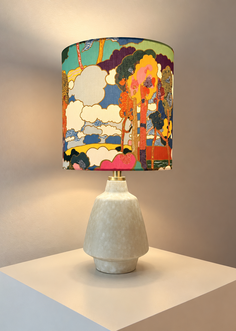 The Archive Collection: Kabellose Tischlampe aus Vintage-Vase mit Lampenschirm aus Liberty-Stoff „Prospect Road“ — Roomlight Studio