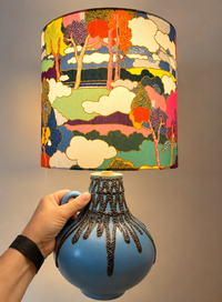 The Archive Collection: Kabellose Fohr Vasenlampe mit Lampenschirm aus Liberty-Reprint „Prospect Road“ — Ansicht 5