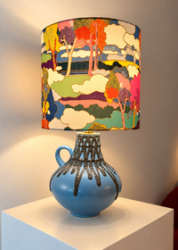 The Archive Collection: Kabellose Fohr Vasenlampe mit Lampenschirm aus Liberty-Reprint „Prospect Road“ — Ansicht 1