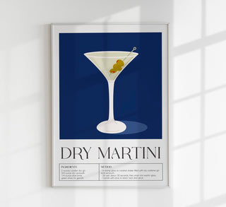 Ein stilvoller Dry Martini mit Oliven auf hochwertigem Fine Art Paper oder Canvas, ohne Rahmen, perfekt als dekoratives Kunstwerk in sechs Größen.
