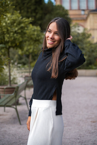 Rollkragenpullover für Damen aus nachhaltigem schwarzen und gerippten Stoff