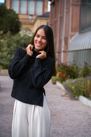 Lager Rollkragenpullover der an der Seite offen ist aus nachhaltigem Rippenstoff in schwarz
