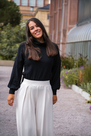 Wunderschöner und moderner Pullover ausgefallenes Design von Vivien Joy aus geripptem schwarzen Ecovero Viskose Stoff