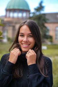 Aila Basic Jumper Black – LENZING™ ECOVERO™ Viscose Turtleneck — Ansicht 5