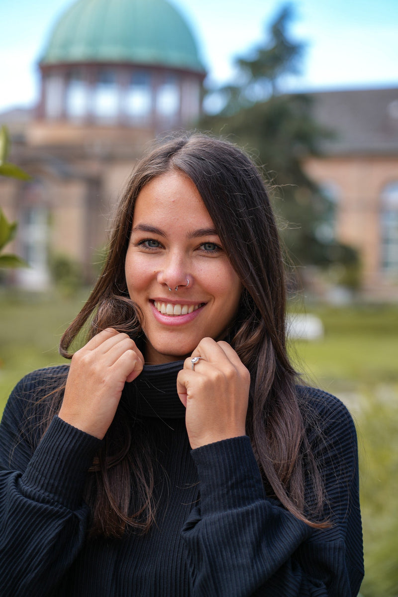 Aila Basic Jumper Black – LENZING™ ECOVERO™ Viscose Turtleneck — Ansicht 5