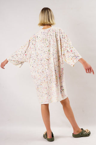 Unisex Oversize-Bigshirt mit handbemalten, abstrakten Farbdrips und Splashes im Jackson-Pollock-Stil, frontal fotografiert, wirkt wie eine tragbare Leinwand.
