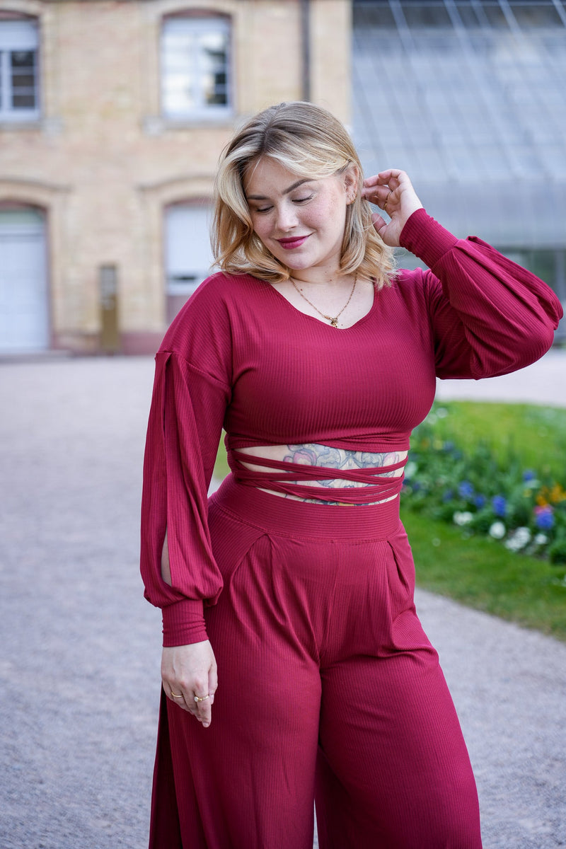 Farrah Flower Pullover Berry – Tencel™ Cropped Pullover with Lacing — Ansicht 4