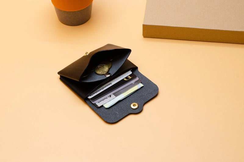Minimalist Leather Wallet – Handmade Berlin | Genuine Leather One-of-a-Kind — Ansicht 5