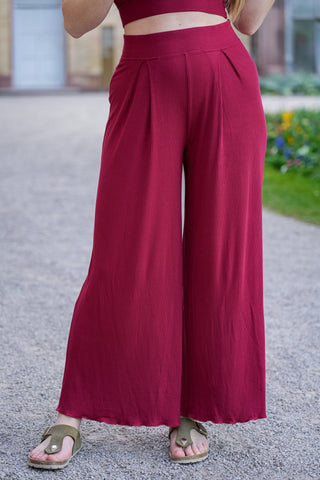 Luftige rote Stoffhose mit weitem Bein für Damen