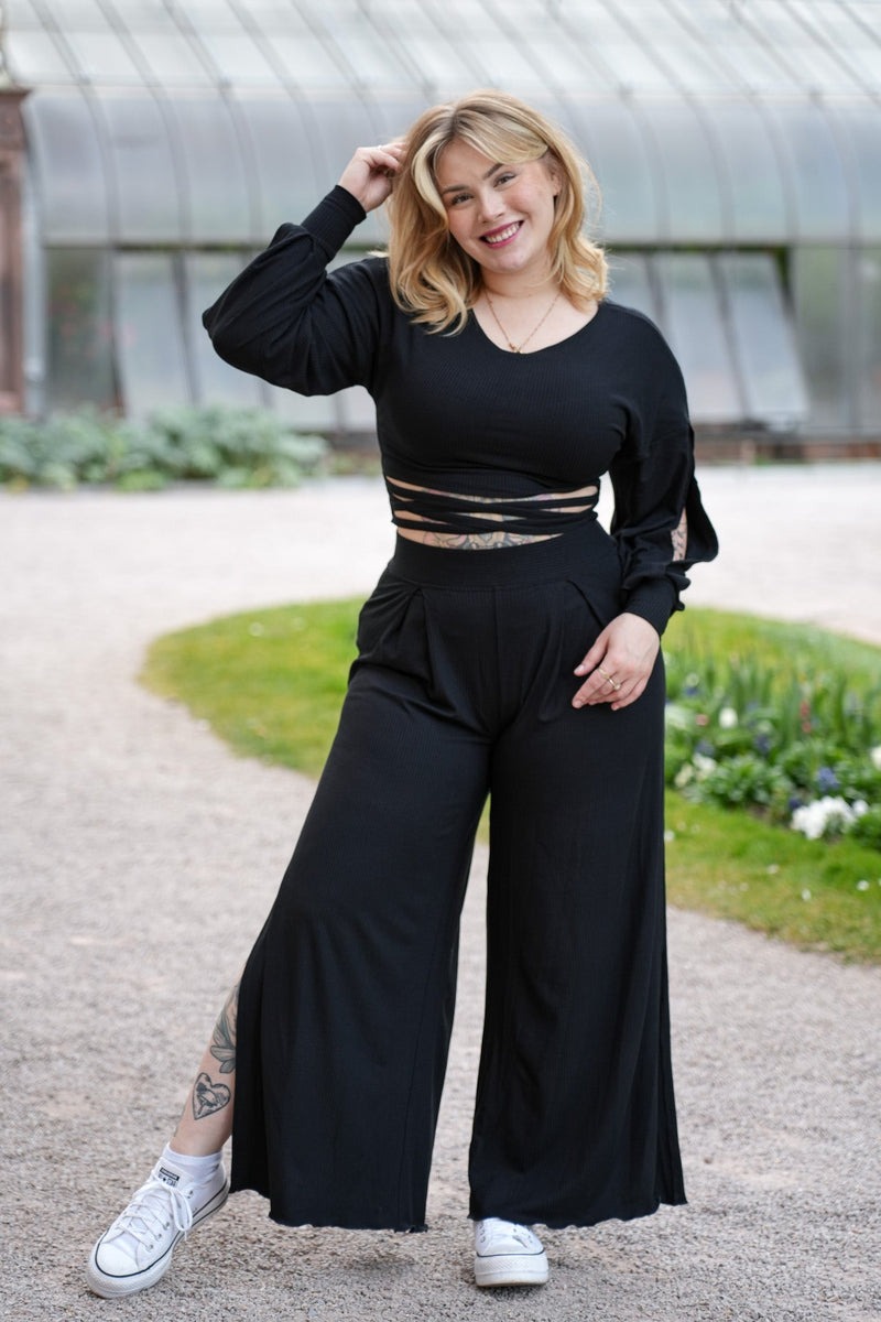Farrah Flower Black Tencel Sweater – Crop Sweater with Lacing & Sleeve Slits — Ansicht 9